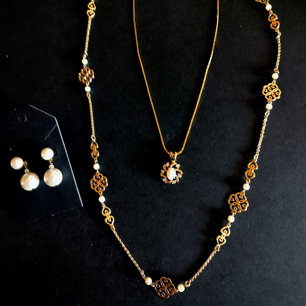 2 GOLD PLATED AND IMMATATION PEARL NECKLACES & 1 PAIR IMMATATION PEARL E…